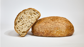 Chleb pszenny z polentą, pieprzem i rozmarynem