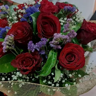Bouquet di rose rosse composizione un po' di misto fiori bellissimo