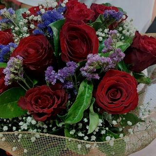 Bouquet di rose rosse composizione un po' di misto fiori bellissimo