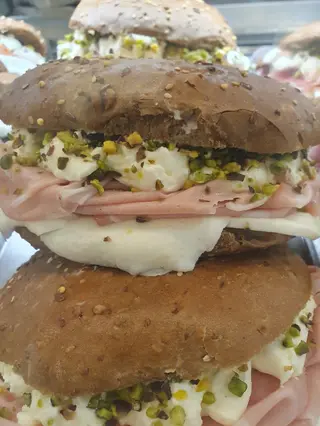 PANINO MORTADELLA, BUFALA, BURRATA E PISTACCHI