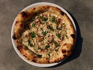 З беконом маринованим огірком та бринзою (360g)