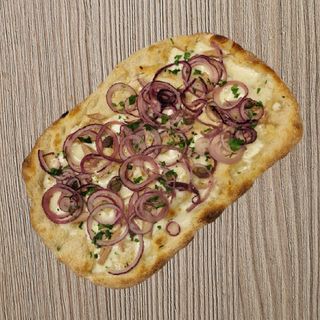 4-Pinsa Mozzarella, tonno, cipolla, capperi, prezzemolo