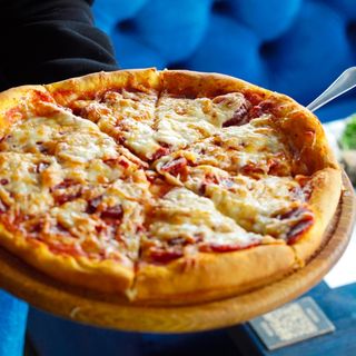 Піца Фірмова чотири м'яса (велика 42 см) 1050 г