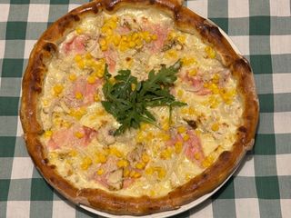 Піца з прошутто котто,грильованою куркою та маринованою цибулею 20 см (330g)