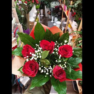 Buket kružni sa pet ruža