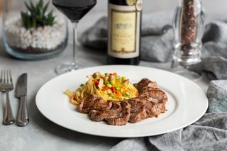 Teleći file sa tagliatellama i povrćem