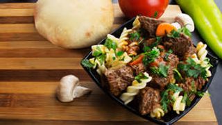 Juneći gulaš sa penama mini obrok