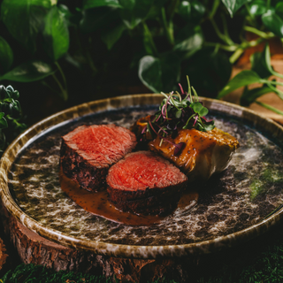 Говяжья вырезка с молодой капустой и трюфельным демиглассом