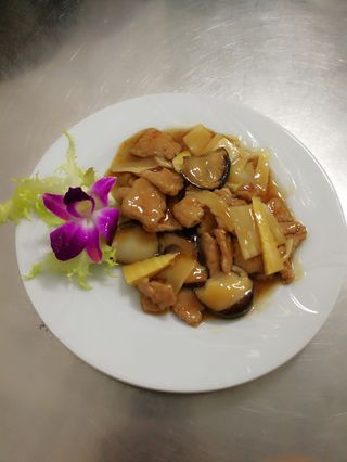 90 Manzo con funghi e bambù 双冬牛肉