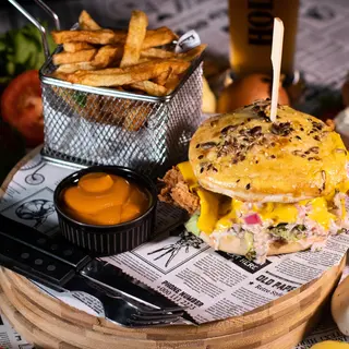 Crunchy Chicken Burger cu cartofi prajiti/wedges si sos la alegere