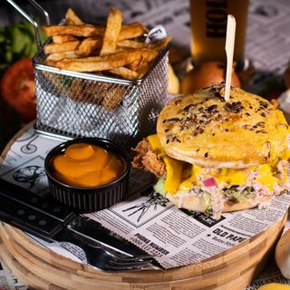 Crunchy Chicken Burger cu cartofi prajiti/wedges si sos la alegere