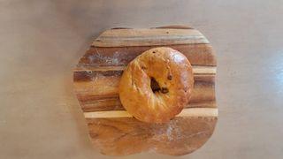 Bułeczka ala bajgiel z suszonymi pomidorami