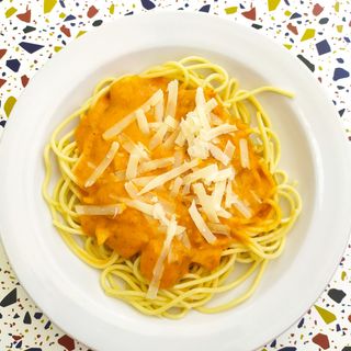 Espaguetis con salsa de tomate, setas y parmesano