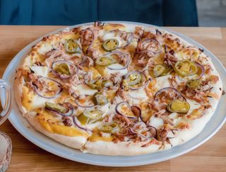 32.PIZZA PULLED PORK (ostra) 27cm.