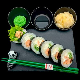 Futomaki z łososiem pieczonym - 6 szt