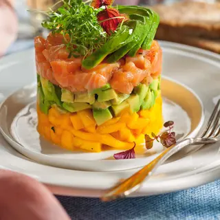 16. Tartar De Salmón