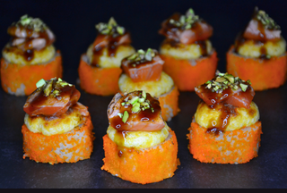 Запечений рол з лососем та фісташкою