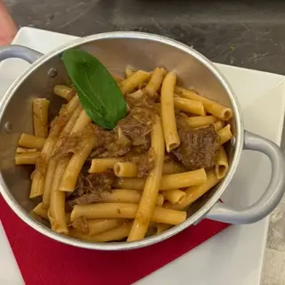 Ziti spezzati con genovese