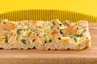 Mezza teglia di focaccia ai cereali con zucchine e stracchino - 4 pezzi