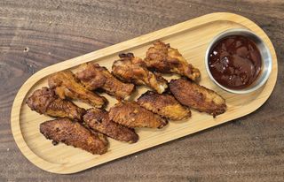 შებოლილი ქათმის ფრთები +  BBQ სოუსი