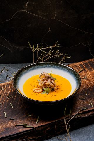 Supă cremă de morcovi cu fructe de mare crocante și avocado