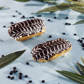 ეკლერი შავი შოკოლადის მინანქრით