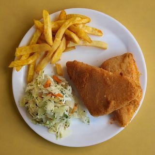 Cascaval pane, cartofi pai, sos