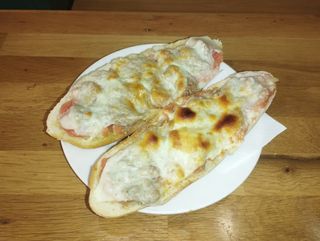 Tostada tomate atún  y queso fundido 