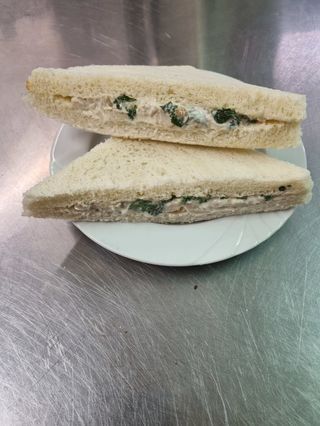 Tramezzino con insalata di pollo