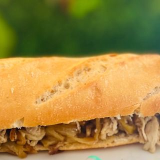 Bocadillo De Pull Pork Con Cebolla Porchada Y Salsa Brava