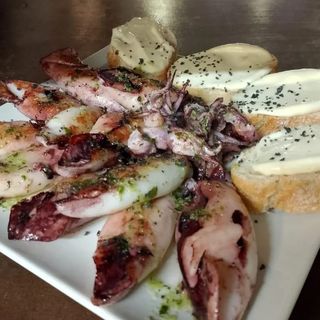 Chipirones a la plancha con salsa mery