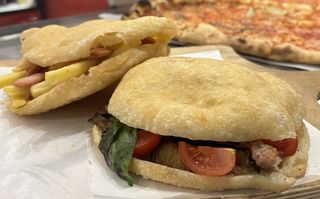 Panino fritto porchetta, peperoni e salsiccia