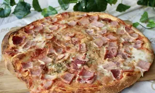 Pizza De Jamón Y Queso