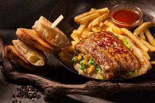 Punjena vješalica u lepinji s pomfritom + Coca cola 0,5 l