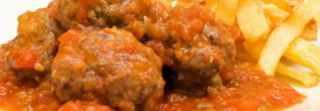 Albóndigas en tomate con guisantitos