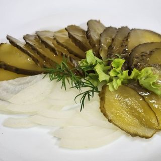 Солоний огірок з лучком