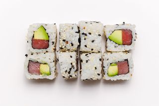 Tuna avocado maki