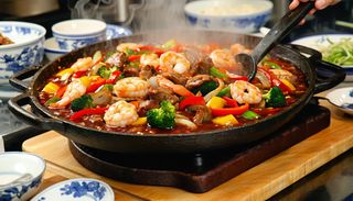 Krewetki tańczące na gorącym półmisku