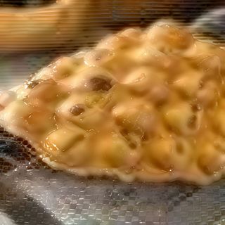 Egg waffle con uva secca