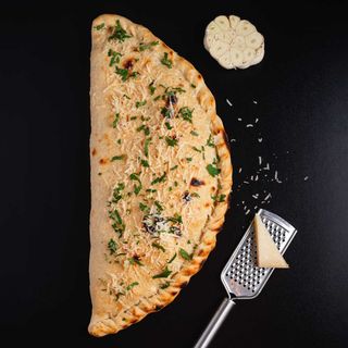Pizza Calzone Garlic +1 sos dulce inclus