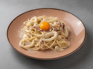 Спагетті Карбонара з кальмаром та беконом