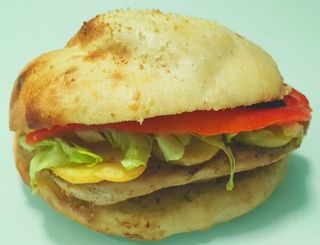 Sandwich cu piept de pui la gratar
