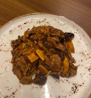 (57)Ternera Con Bambú Y Seta China