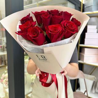 11 червоних троянд