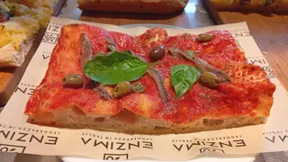 Rossa, acciughe e olive