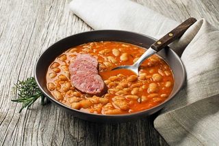 Pasulj sa kobasicom i salata sa lepinjom