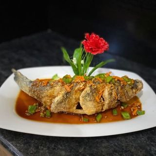 738. Pescado Frito Con Salsa Ajo Dorada