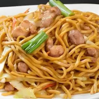 94. Tallarines frito con pollo