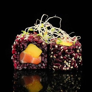 Uramaki arroz negro mango