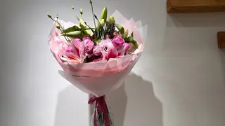 ლილიების სპრეი ვარდების და ეუსტომების თაიგული